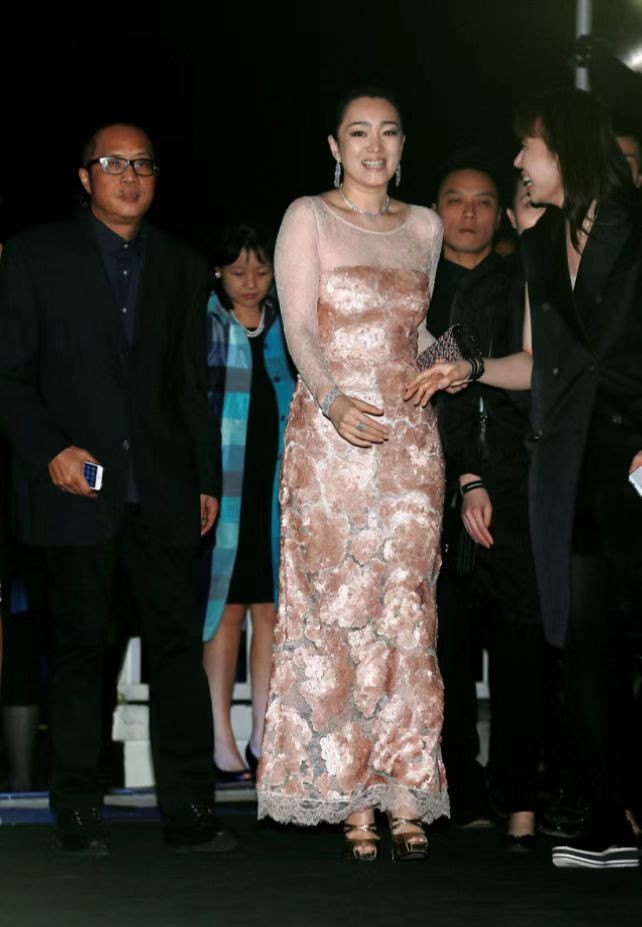 巩俐才是真正的肥而不腻穿亮片紧身裙太有曲线这富态感没谁了