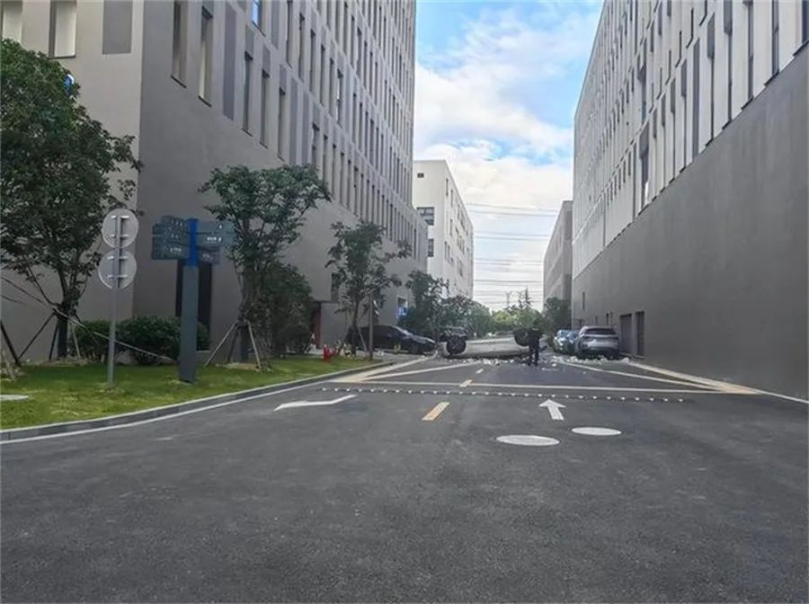 蔚来车辆坠楼事件：为何在楼上测试？谁该为这场事故负责？休闲区蓝鸢梦想 - Www.slyday.coM