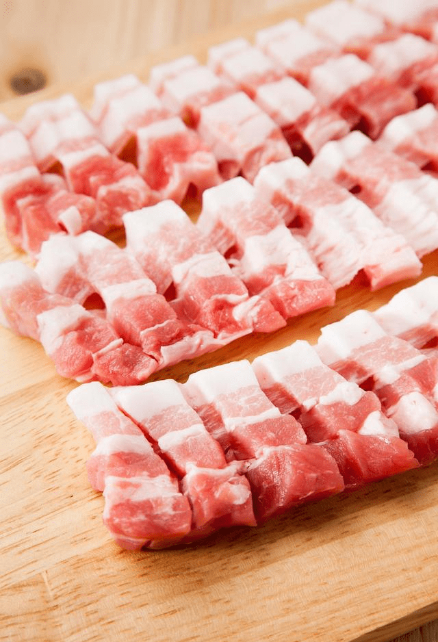 把五花肉扔进电饭锅不加水油出锅后肥而不腻太香了