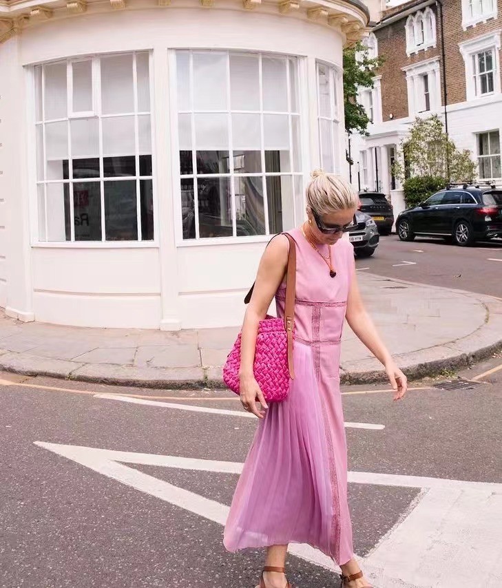 会打扮和不会打扮的女人，差距多半在“配色”上，选对了减龄高级休闲区蓝鸢梦想 - Www.slyday.coM