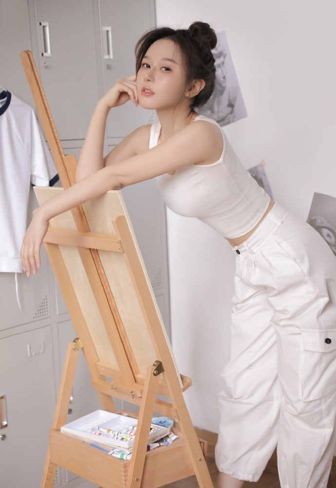 年少成名的何雨桐在现实里是一个低调做事的人,在没有拍摄的时候,她总