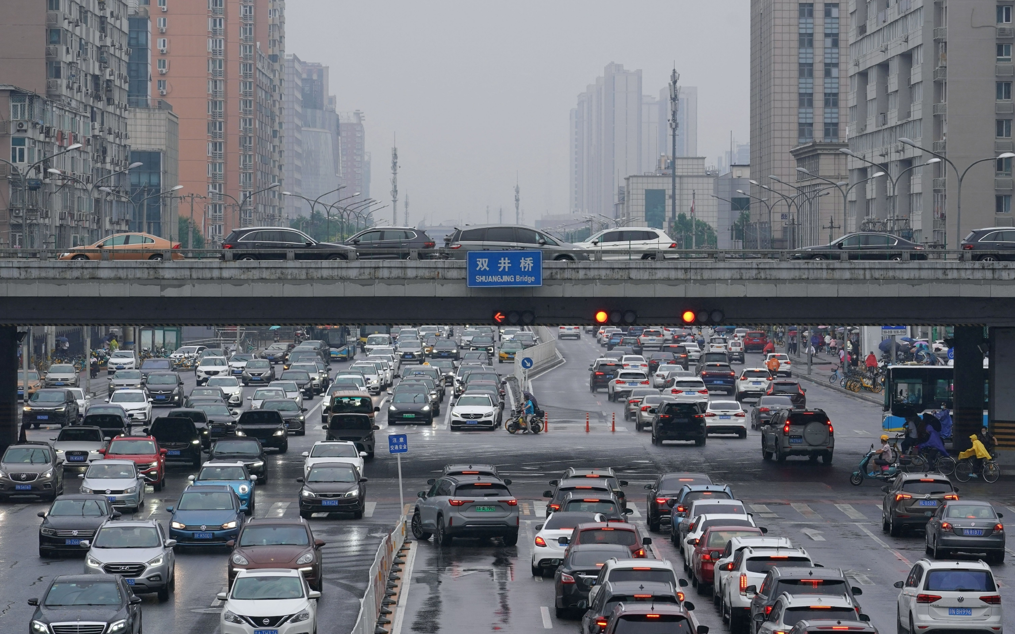 降雨遇上中小学返校北京今日早高峰严重拥堵