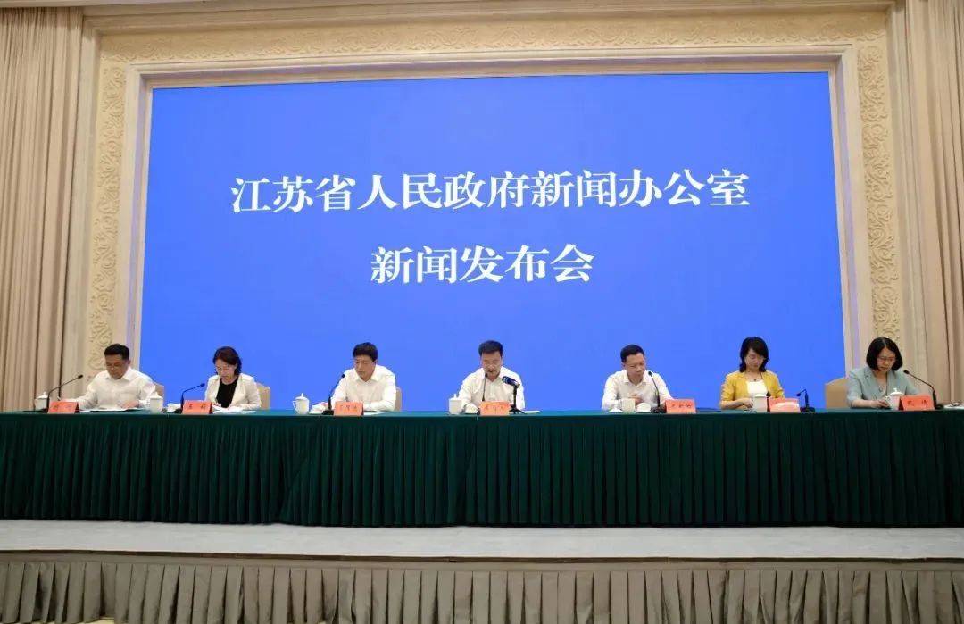 盐城市副市长王娟介绍了盐城十八大以来农业农村现代化推进情况以及