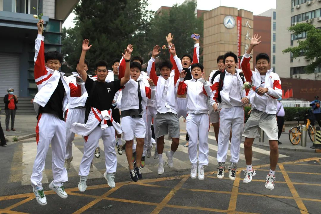 6月10日下午,在人大附中考点,结束高考的考生在校门口欢庆.