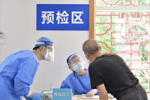 “全程护航”老年人群接种疫苗，让老年人安心放心