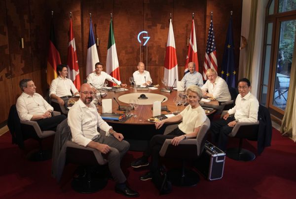 英法重修旧好？G7会议上约翰逊与马克龙互动引关注