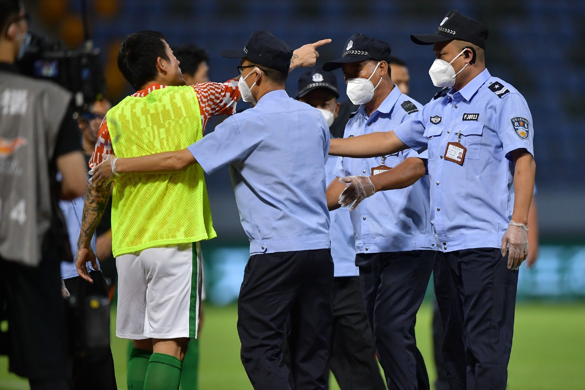 深圳球员比赛后还在追着裁判指责。