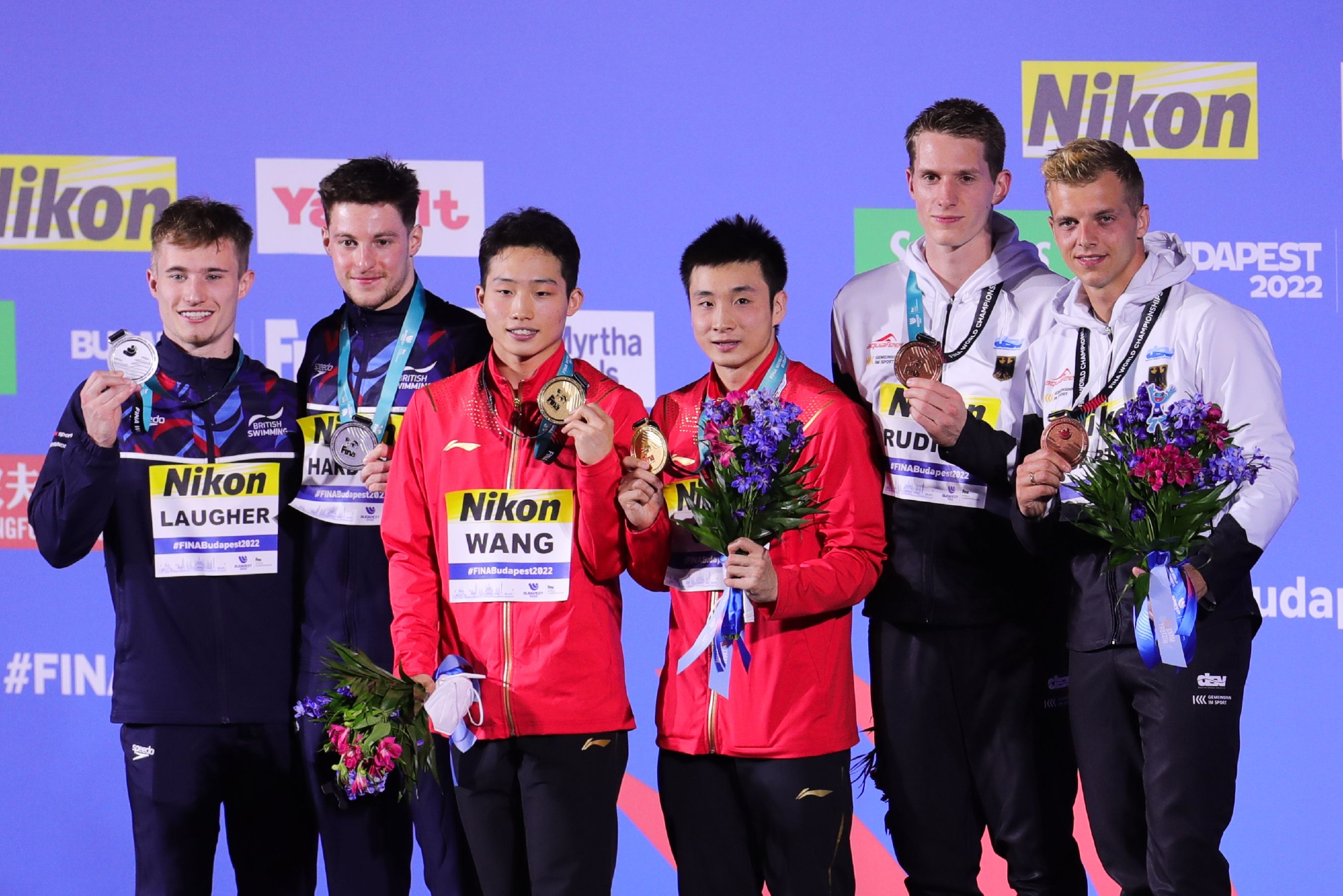 (左二),季军德国组合拉尔斯·吕迪格(右二)/巴特尔在颁奖仪式上合影