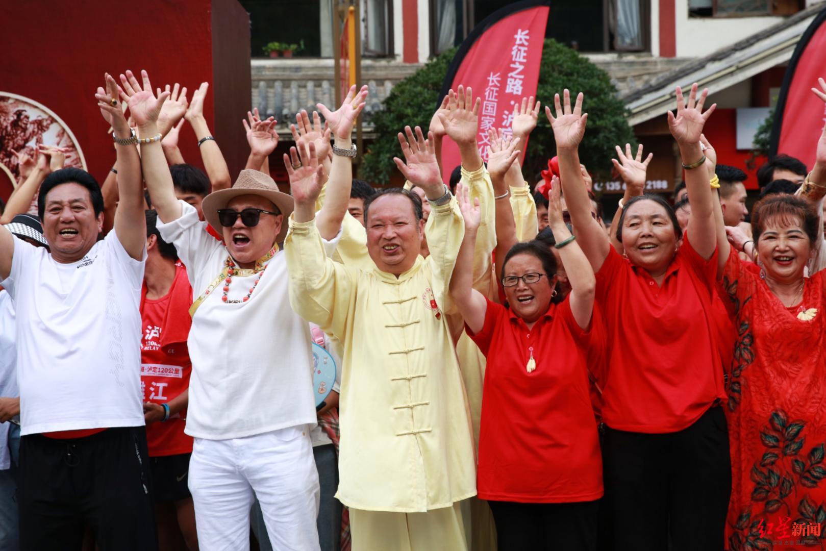 接力奔跑齐诵《长征》 四川大渡河畔千人致敬红军飞夺泸定桥休闲区蓝鸢梦想 - Www.slyday.coM