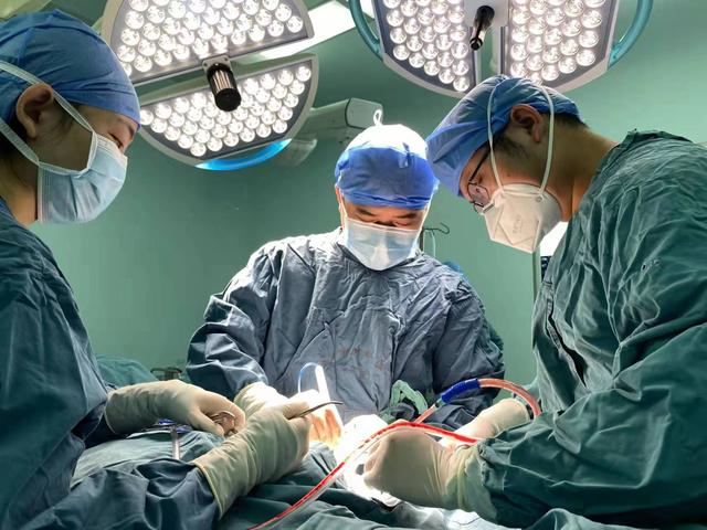 姑娘感觉腰痛 仅过一个月就瘫了竟是毛毛虫般的病菌钻进脊髓医生：这病要早治 再晚就永远站不起来了休闲区蓝鸢梦想 - Www.slyday.coM