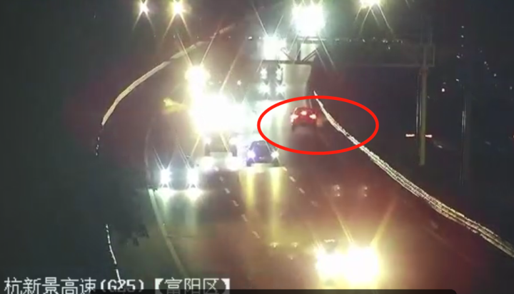 夜幕下小车上高速逆行，差点撞上巡警车，又是疲劳驾驶惹祸休闲区蓝鸢梦想 - Www.slyday.coM