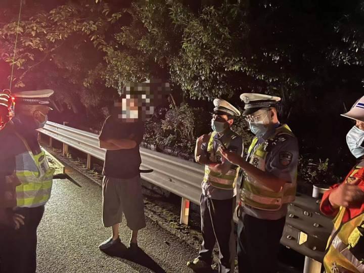 夜幕下小车上高速逆行，差点撞上巡警车，又是疲劳驾驶惹祸休闲区蓝鸢梦想 - Www.slyday.coM