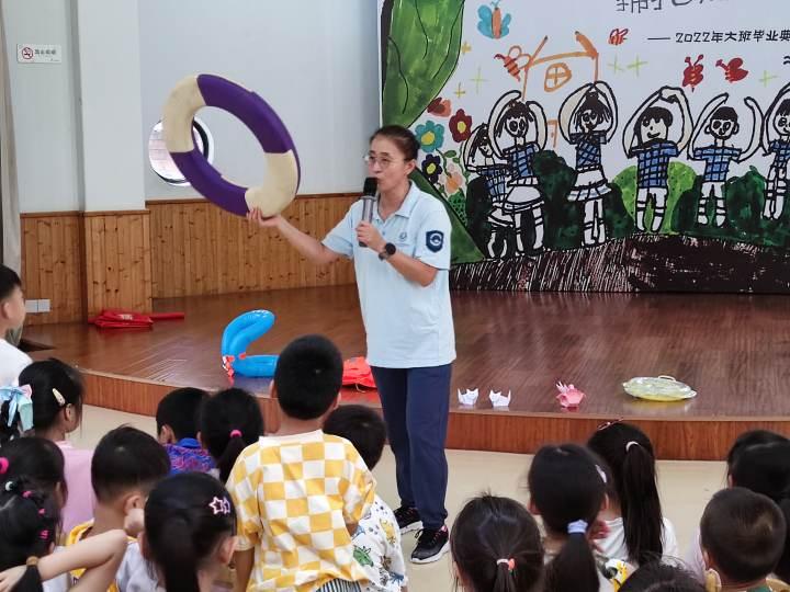 4名志愿者一天跑了三个幼儿园！连续七年，每年夏天他们都要做这个宣讲休闲区蓝鸢梦想 - Www.slyday.coM