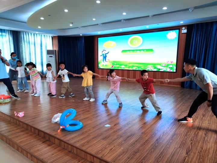 4名志愿者一天跑了三个幼儿园！连续七年，每年夏天他们都要做这个宣讲休闲区蓝鸢梦想 - Www.slyday.coM