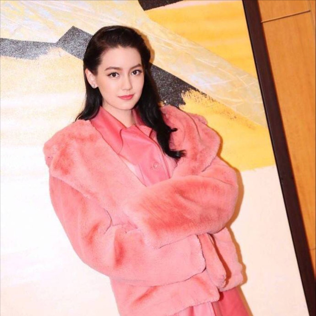 随后,李崇霄女儿李诗颖(艺名李思彤)也留言泣别父亲.演员李