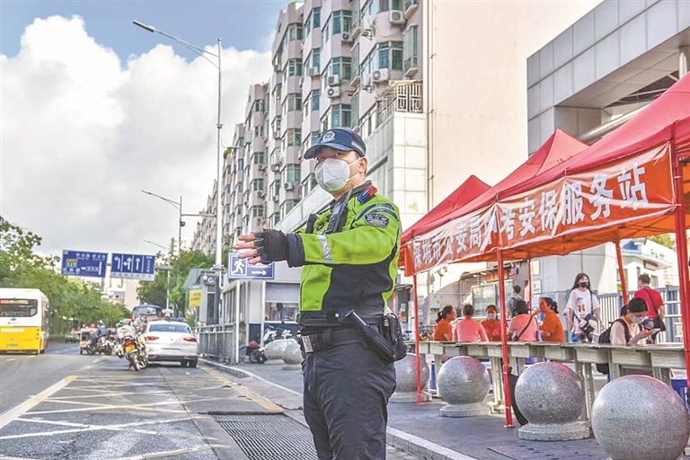 深圳交警在考场外护考。