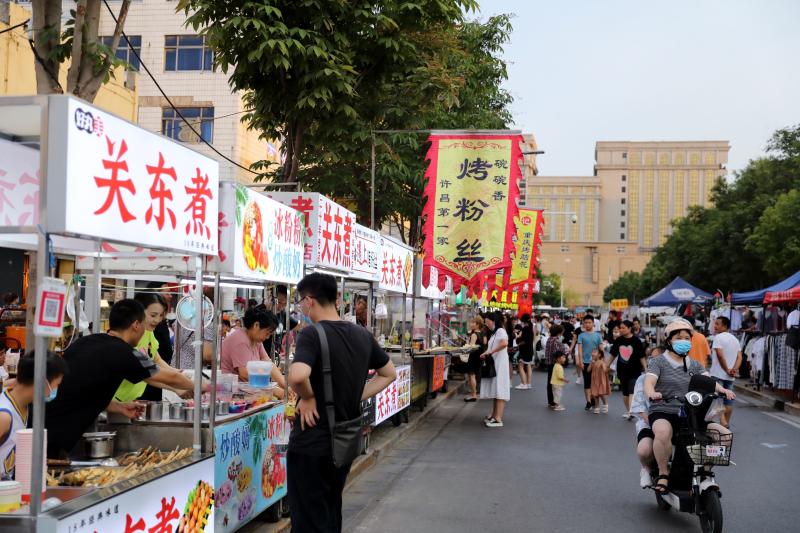 (记者郭玲摄)近日,在贡米巷特色街区国风夜[详细]夜市街区提档升级