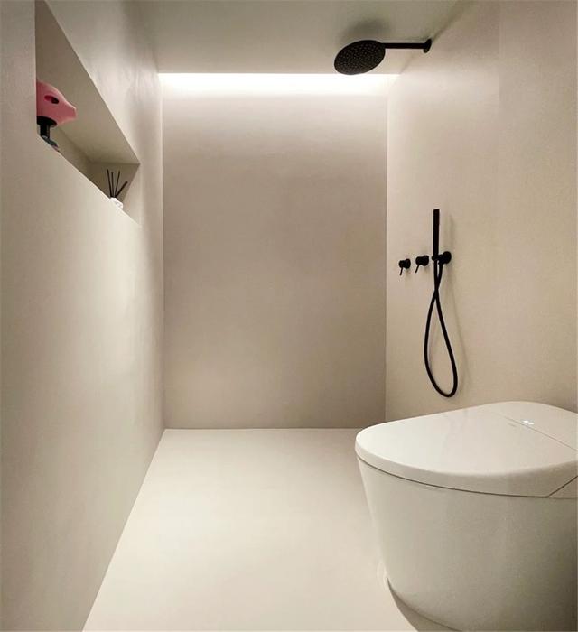 他晒出自家微水泥卫生间,四壁光光简单到极致,网友:也是服的|卫生间