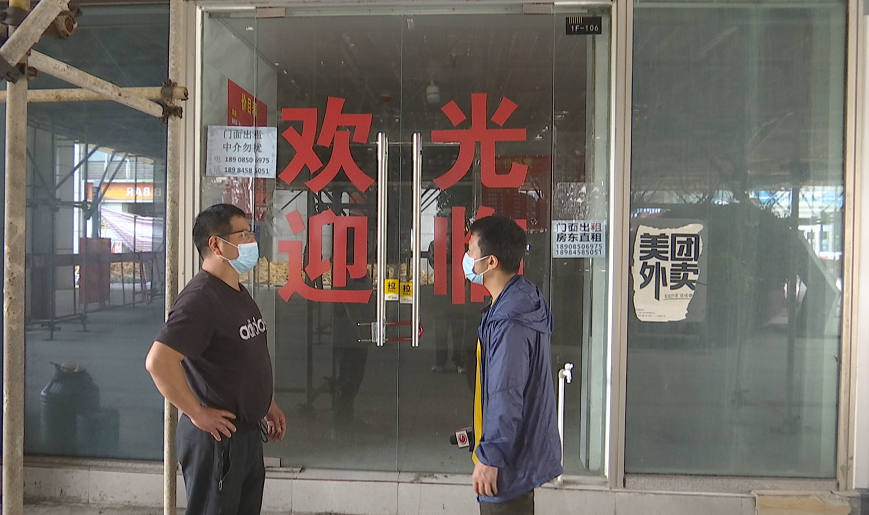 商铺前搭起脚手架，不仅挡光还……业主：租户都干不下去了休闲区蓝鸢梦想 - Www.slyday.coM