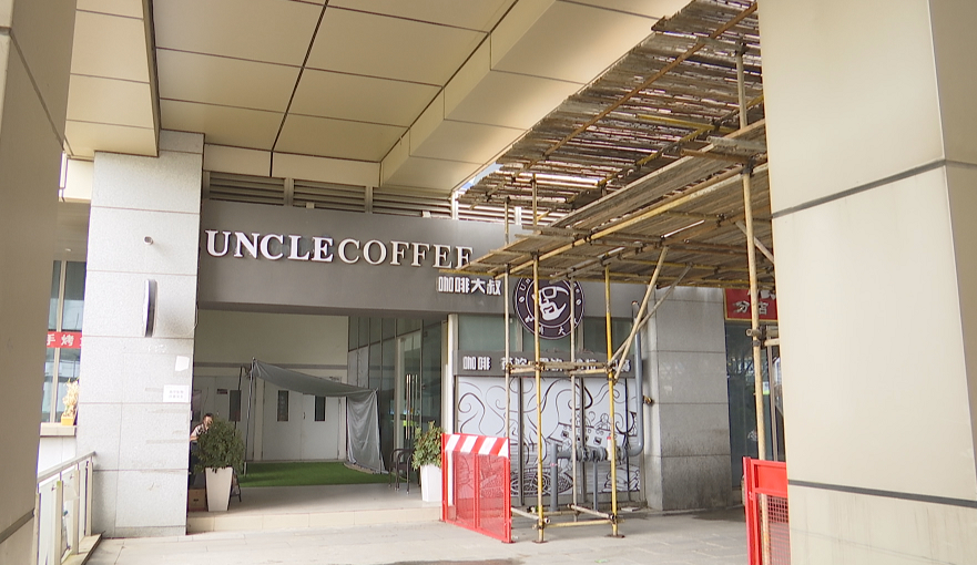 商铺前搭起脚手架，不仅挡光还……业主：租户都干不下去了休闲区蓝鸢梦想 - Www.slyday.coM