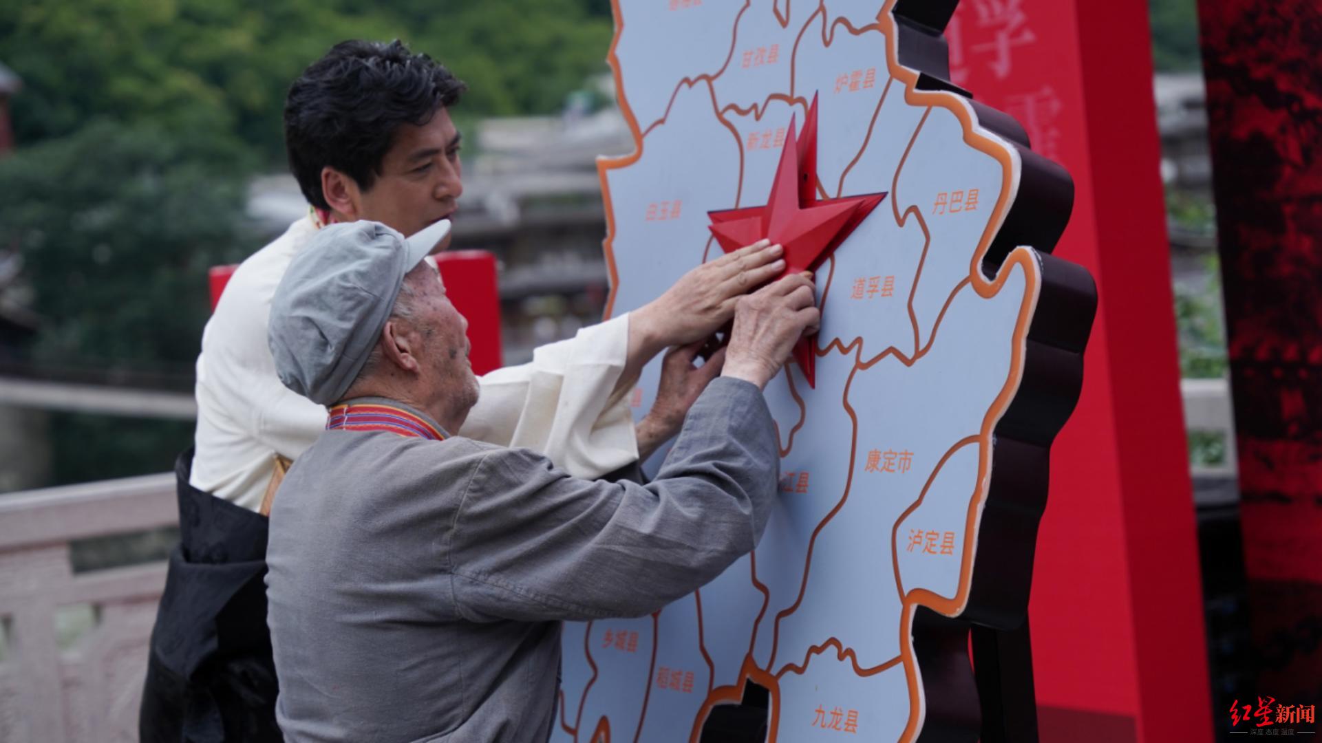 接力奔跑齐诵《长征》 四川大渡河畔千人致敬红军飞夺泸定桥休闲区蓝鸢梦想 - Www.slyday.coM