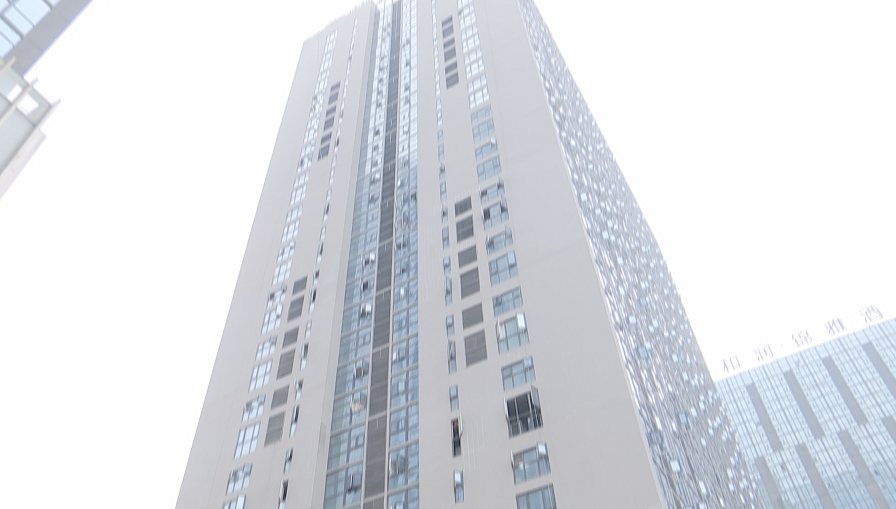 商铺前搭起脚手架，不仅挡光还……业主：租户都干不下去了休闲区蓝鸢梦想 - Www.slyday.coM