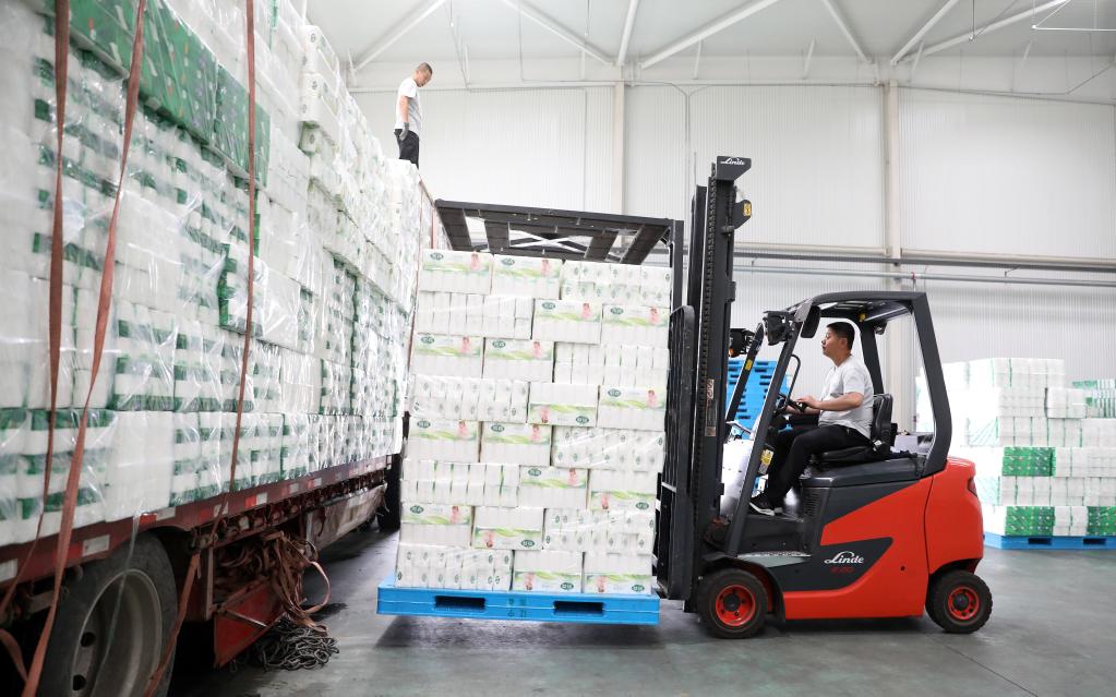 6月22日,工人在辽宁台安一家卫生用品有限公司仓库里装运卫生纸成品