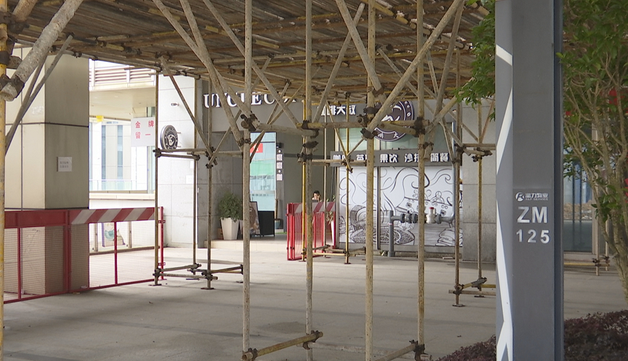 商铺前搭起脚手架，不仅挡光还……业主：租户都干不下去了休闲区蓝鸢梦想 - Www.slyday.coM