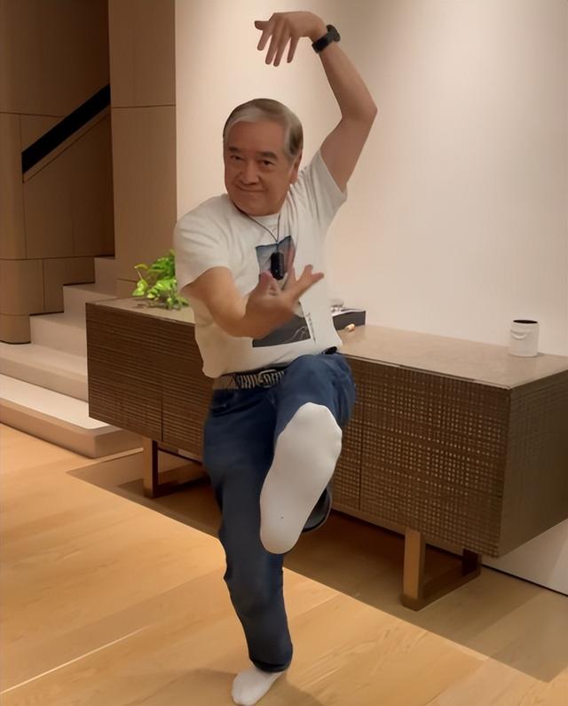 老戏骨秦沛过77岁大寿！爱搞怪玩单脚独立，获女儿亲吻贴脸送祝福休闲区蓝鸢梦想 - Www.slyday.coM