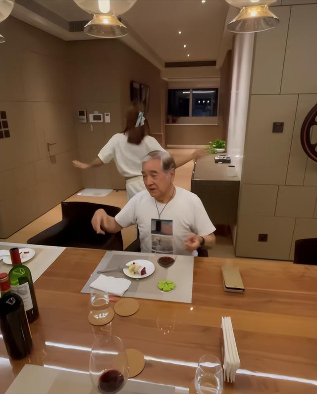 老戏骨秦沛过77岁大寿！爱搞怪玩单脚独立，获女儿亲吻贴脸送祝福休闲区蓝鸢梦想 - Www.slyday.coM