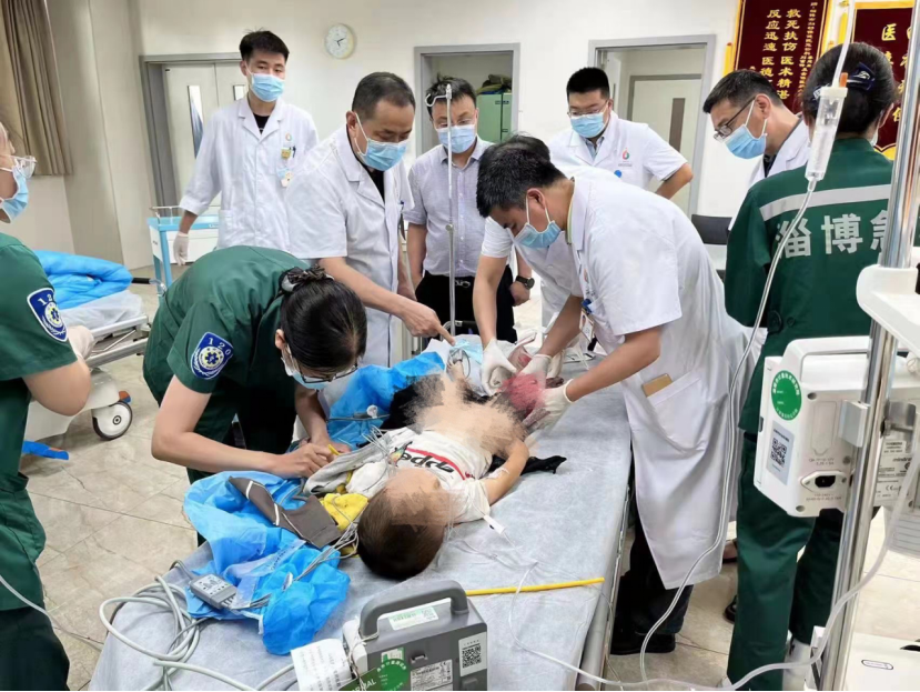 2岁男孩遭遇重大车祸，淄博妇幼多学科紧急抢救“保命保腿”休闲区蓝鸢梦想 - Www.slyday.coM