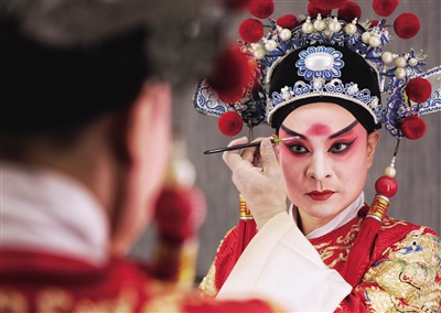 细腻生动的表演,精致凝炼的舞美中蔓延开来,瞬时,大秦之声醉了古城