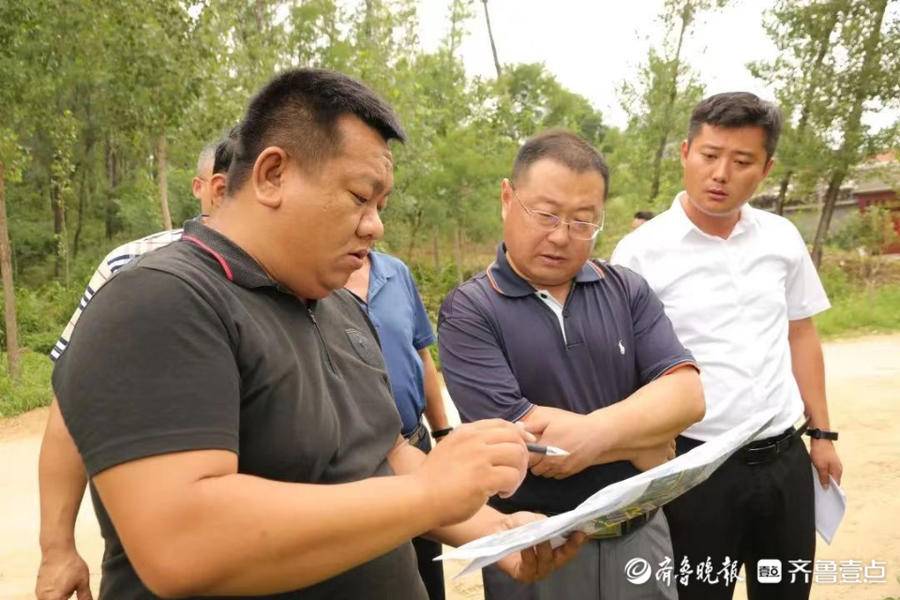 6月26日上午,山口镇党委书记燕光,党委副书记,镇长张胜宁督导全镇防汛