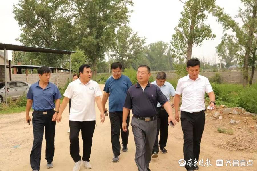 6月26日上午,山口镇党委书记燕光,党委副书记,镇长张胜宁督导全镇防汛