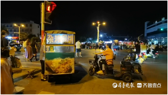 齐鲁壹点·泰安帮办｜占人行道还留油污和垃圾，泰安一夜市被吐槽休闲区蓝鸢梦想 - Www.slyday.coM
