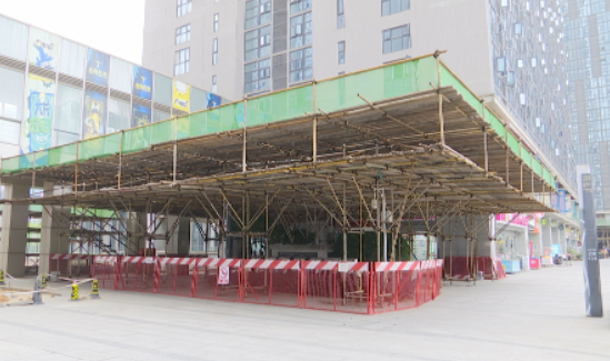 商铺前搭起脚手架，不仅挡光还……业主：租户都干不下去了休闲区蓝鸢梦想 - Www.slyday.coM