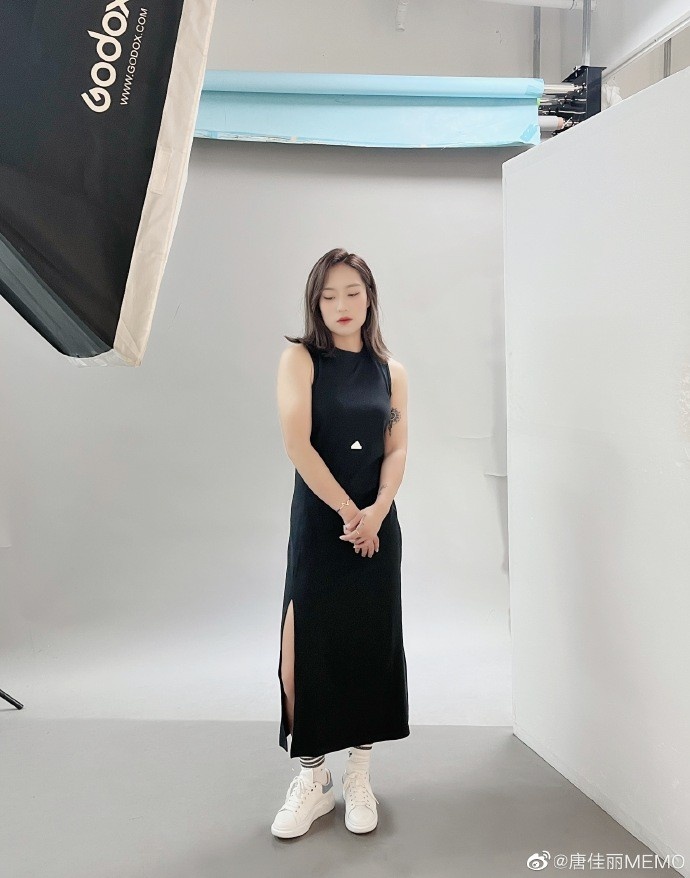 新风格解锁唐佳丽晒照第一次文艺大家能帮我配个文案么