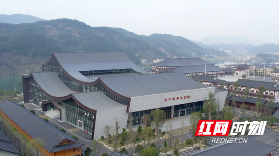 沉浸式感受茶路传奇 第四届“湖南黄精”高峰论坛嘉宾观看《天下茶道》实景演出休闲区蓝鸢梦想 - Www.slyday.coM