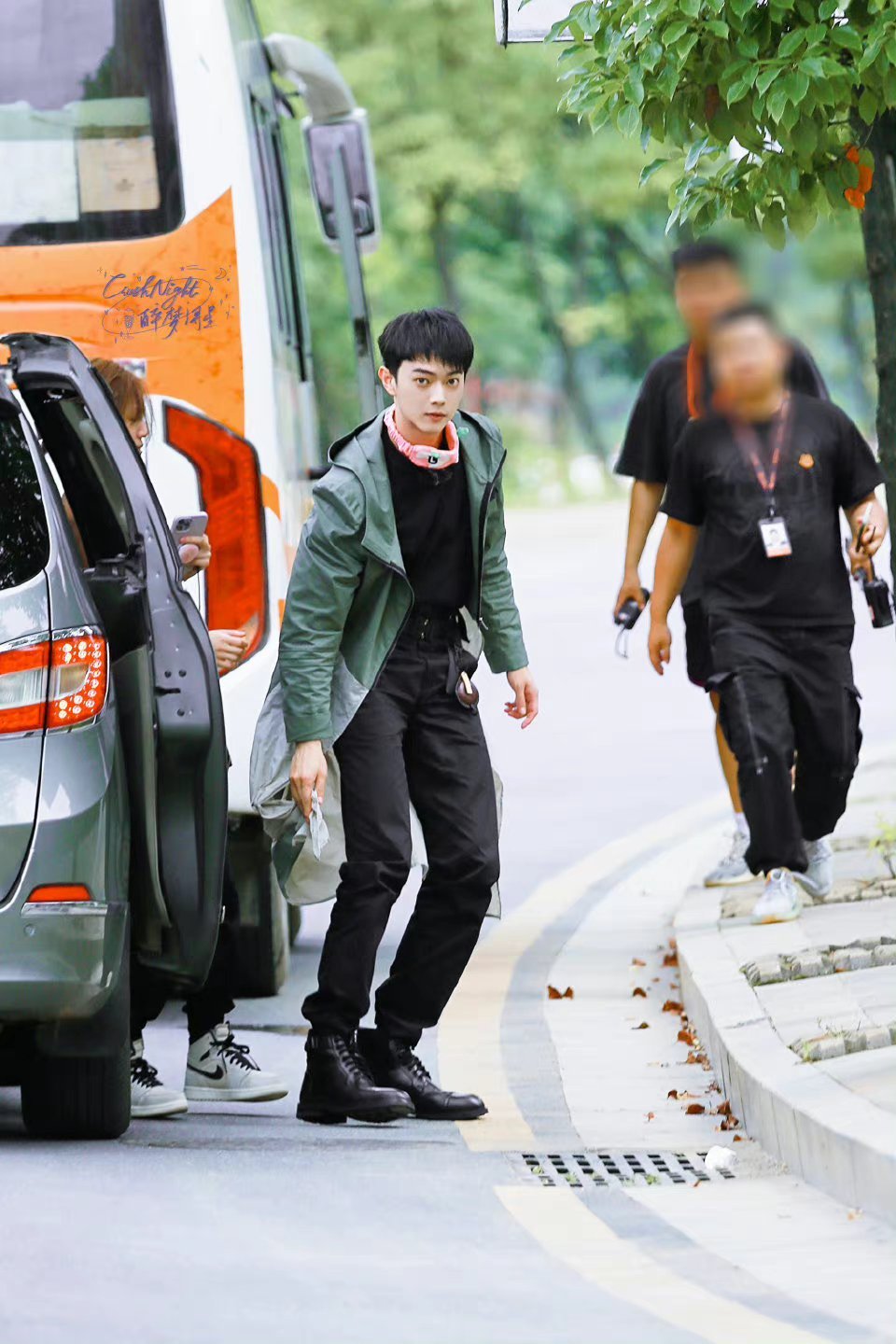 许凯下车风衣被车门夹住了是车门不懂事不是帅哥的问题