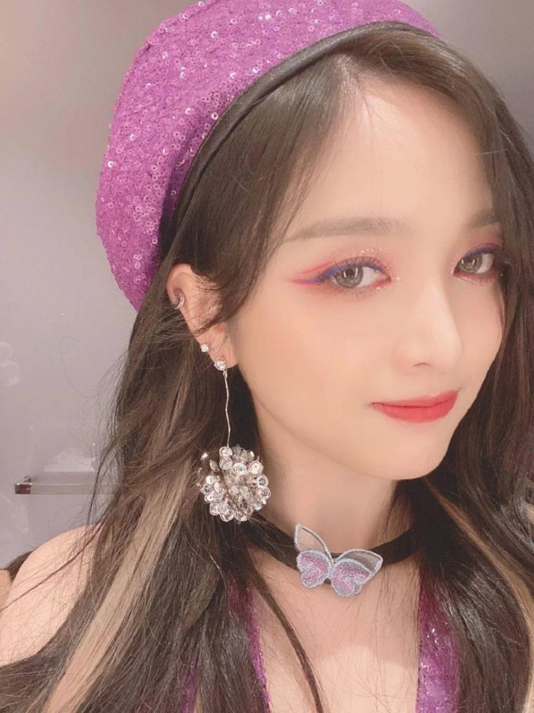 欧阳娜娜变身猫系少女，猫眼眼线好抢眼，热巴的“镂空眼线”更美休闲区蓝鸢梦想 - Www.slyday.coM