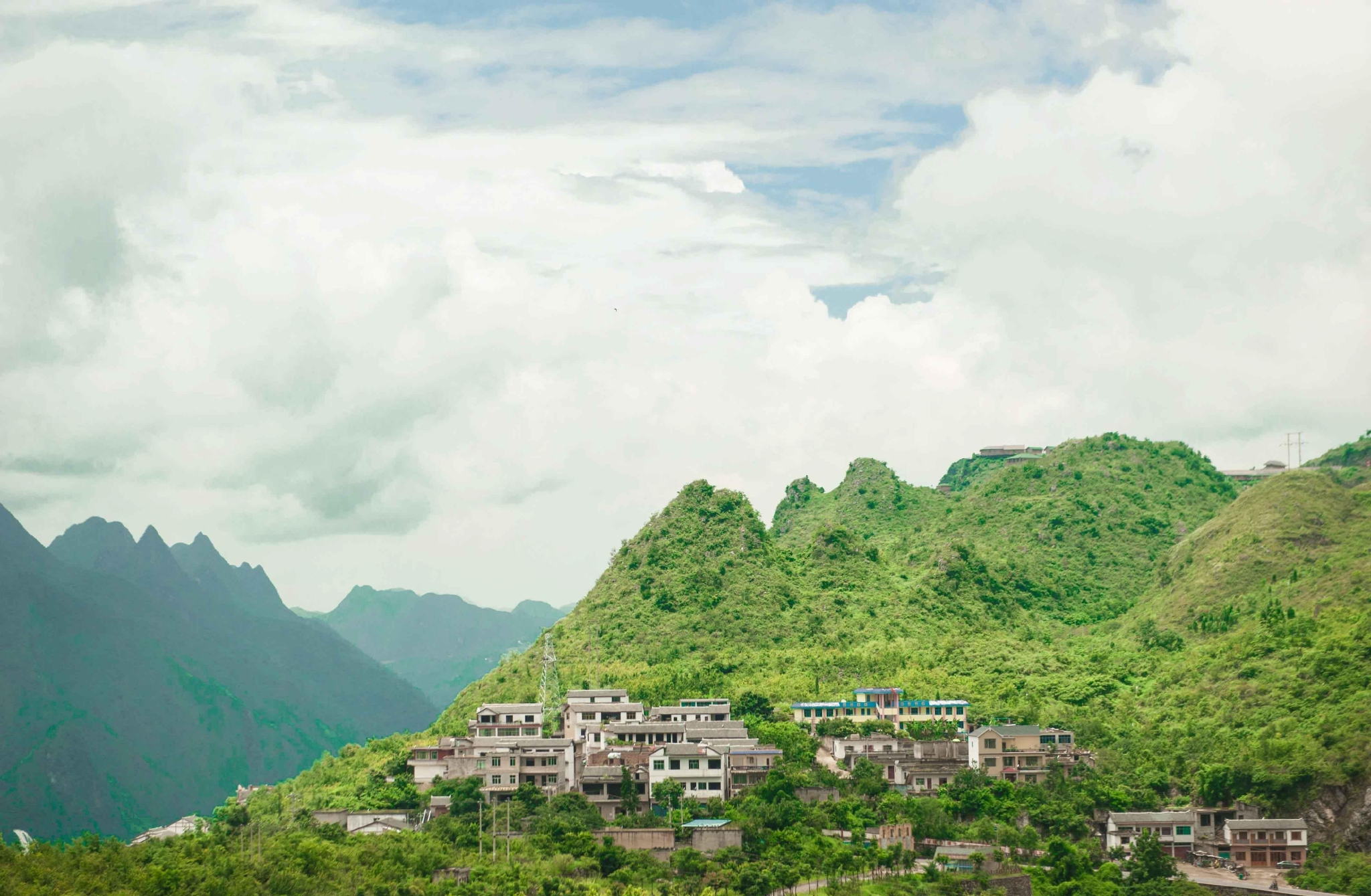 这里是我国“最惊险”的盘山公路，连30年的老司机都害怕走这条路休闲区蓝鸢梦想 - Www.slyday.coM