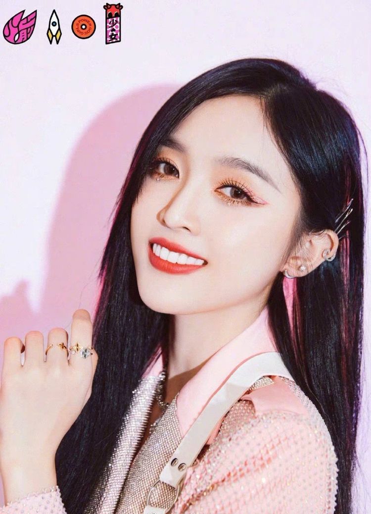 欧阳娜娜变身猫系少女，猫眼眼线好抢眼，热巴的“镂空眼线”更美休闲区蓝鸢梦想 - Www.slyday.coM