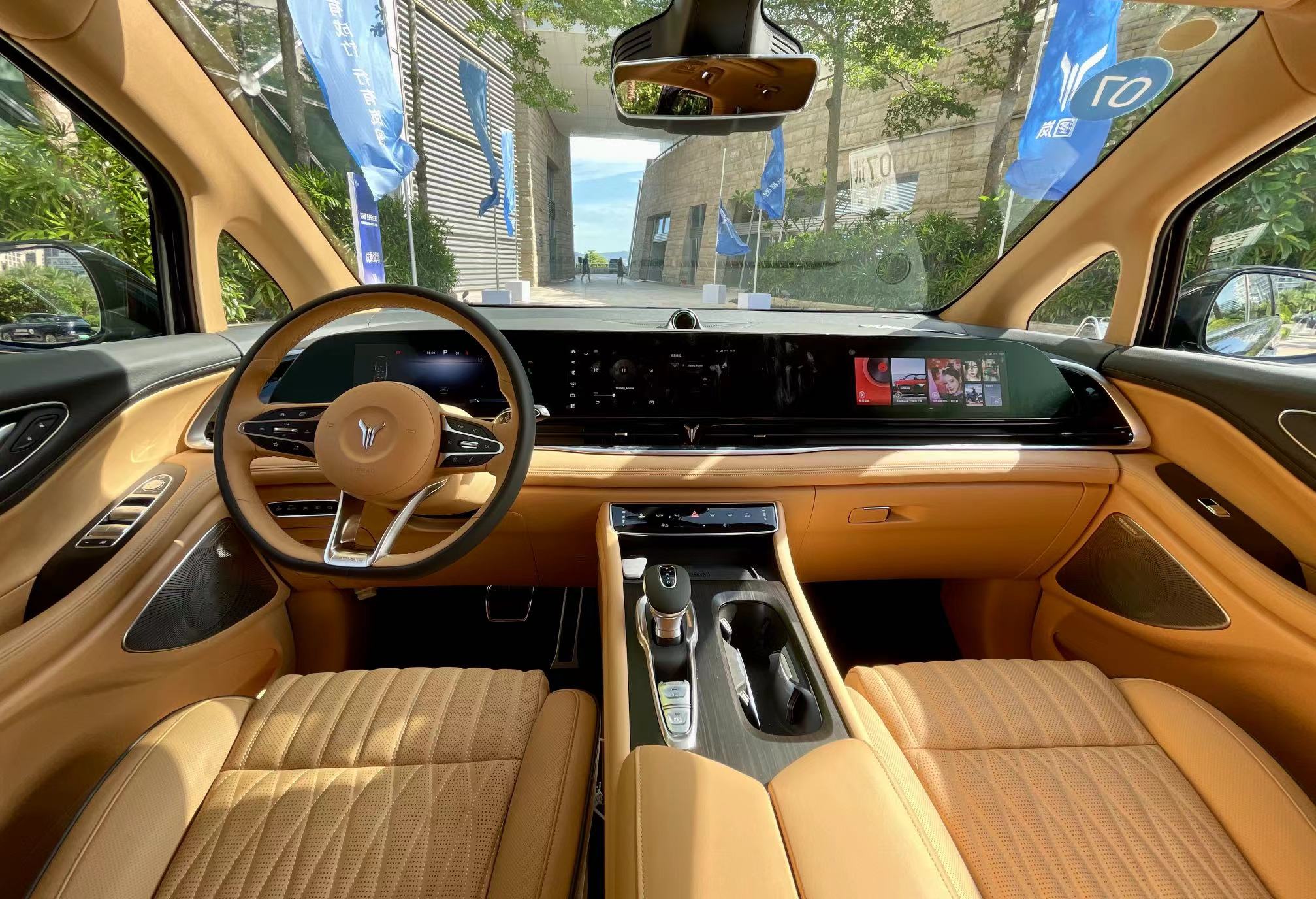 比肩埃尔法的国产豪华旗舰试驾岚图梦想家