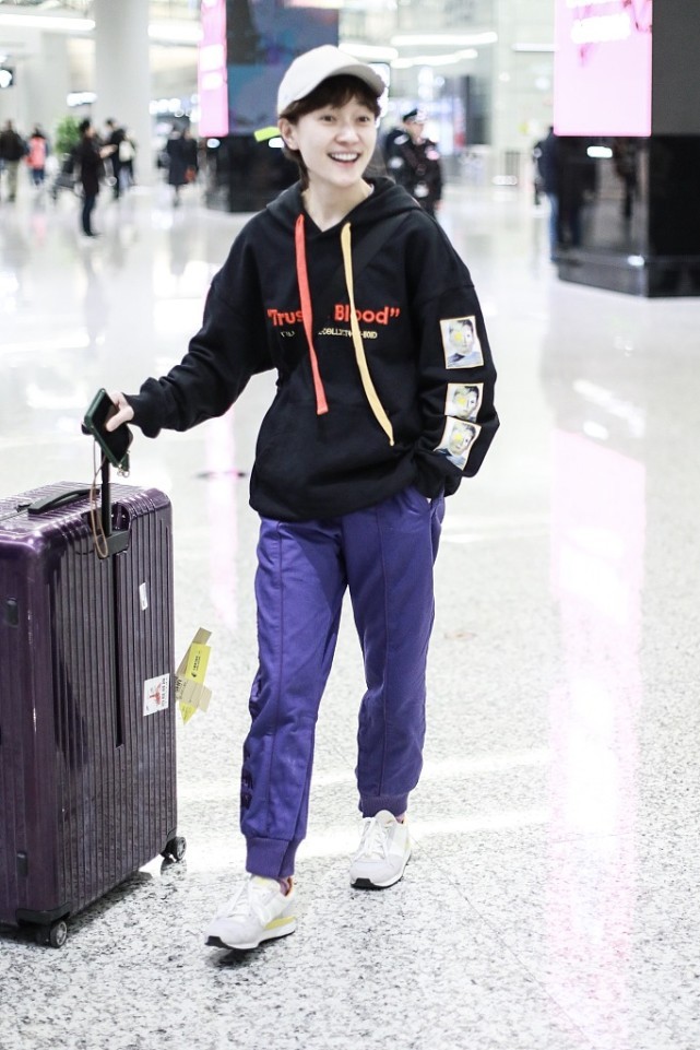 焦俊艳也有这么妩媚的时候，一袭黑色吊带裙还是镂空的，真美休闲区蓝鸢梦想 - Www.slyday.coM