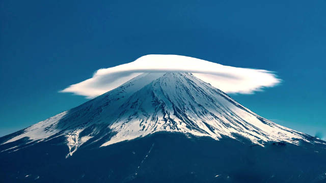 日本富士山壮观的帽子云,太震撼了