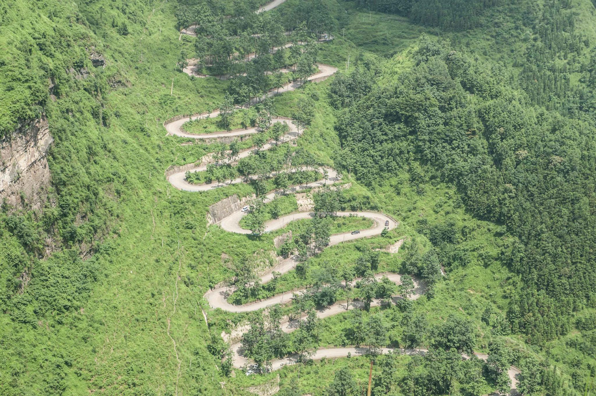 这里是我国“最惊险”的盘山公路，连30年的老司机都害怕走这条路休闲区蓝鸢梦想 - Www.slyday.coM