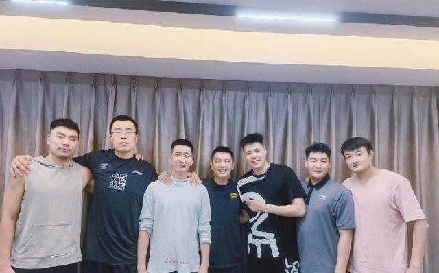 老兵不死，只是逐渐凋零！杨鸣送别刘志轩，一张图一句话令人泪目休闲区蓝鸢梦想 - Www.slyday.coM