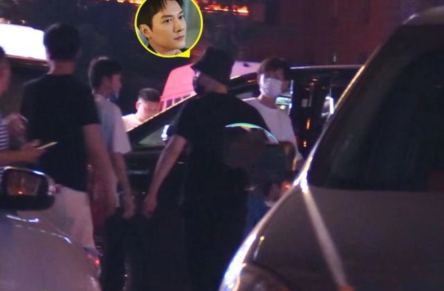 冯绍峰横店带娃吃饭，3岁想想大眼圆脸超可爱，妈妈颖宝也在横店休闲区蓝鸢梦想 - Www.slyday.coM