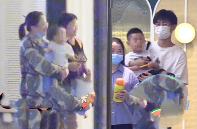 冯绍峰横店带娃吃饭，3岁想想大眼圆脸超可爱，妈妈颖宝也在横店休闲区蓝鸢梦想 - Www.slyday.coM