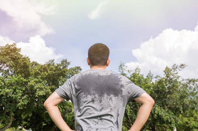 夏季出汗是好事还是坏事坦言常出这3种汗需警惕疾病问题